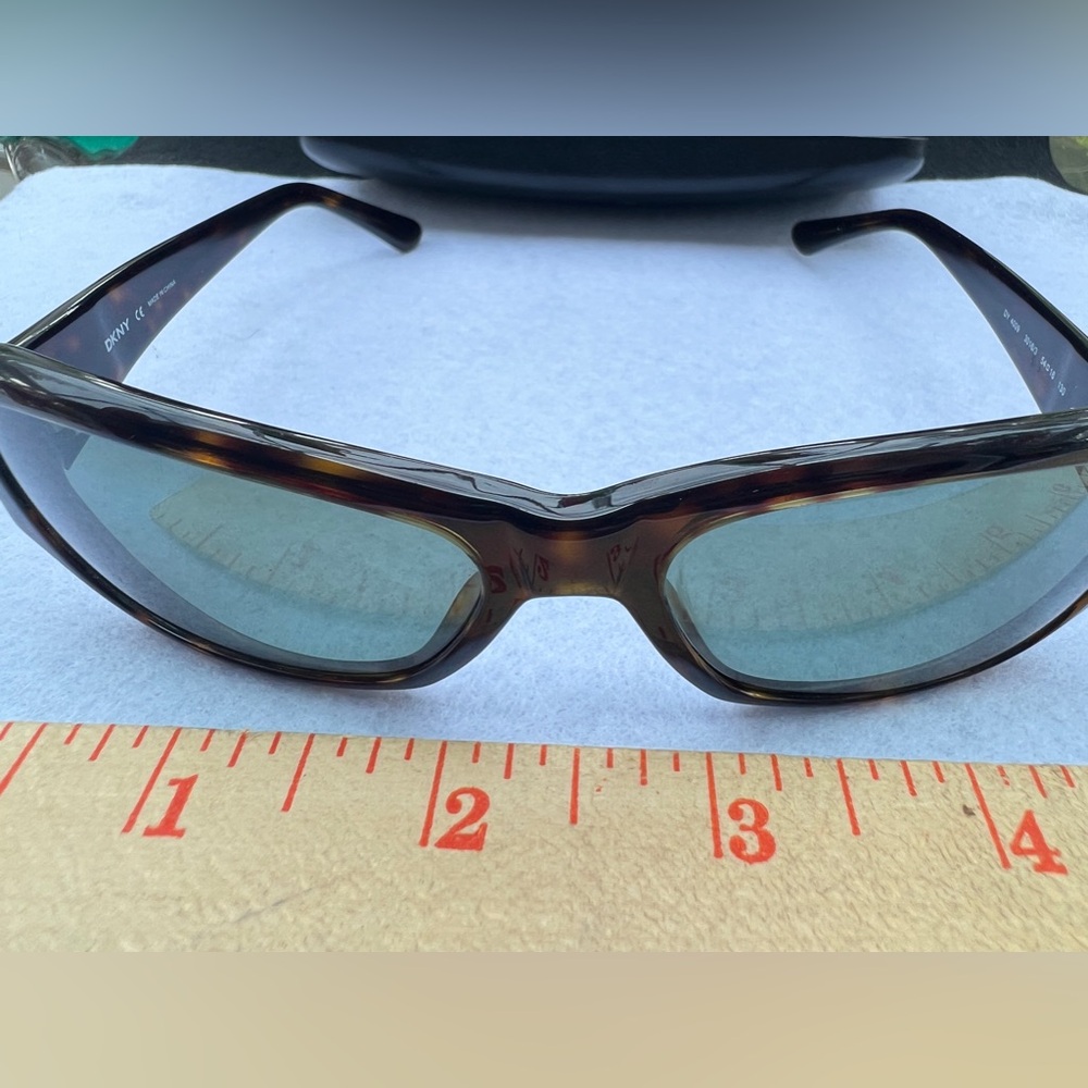 DKNY SLEEK TORTOISE SUNGLASSES: DY 4009, great shape!